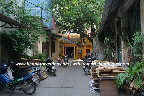 Approaching Co Luong Temple