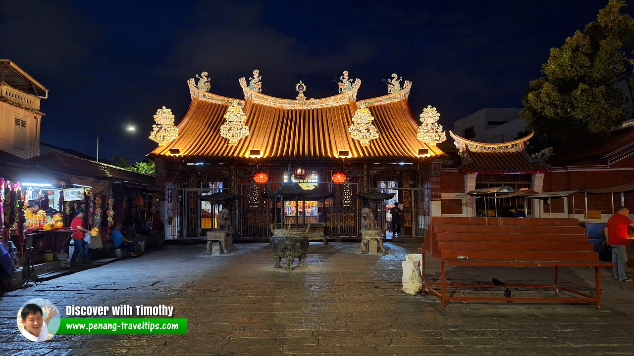 Night view of Kuan Yin Teng Temple