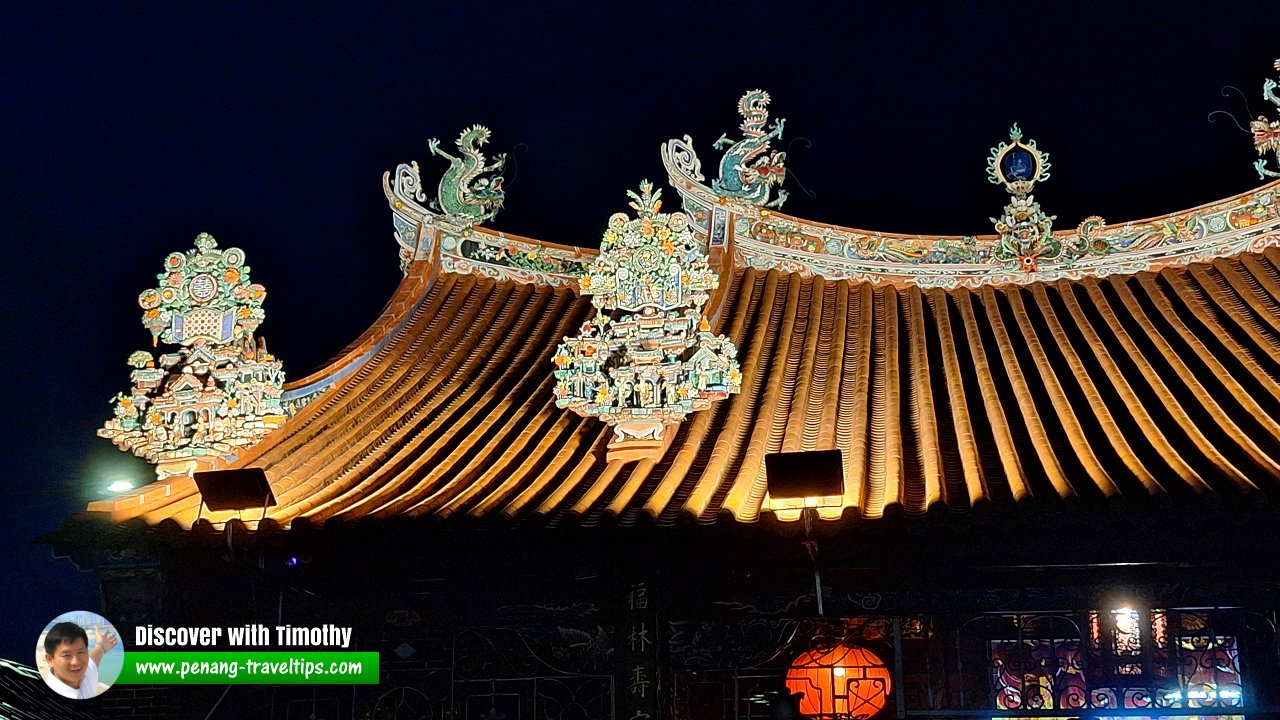 Night view of Kuan Yin Teng Temple