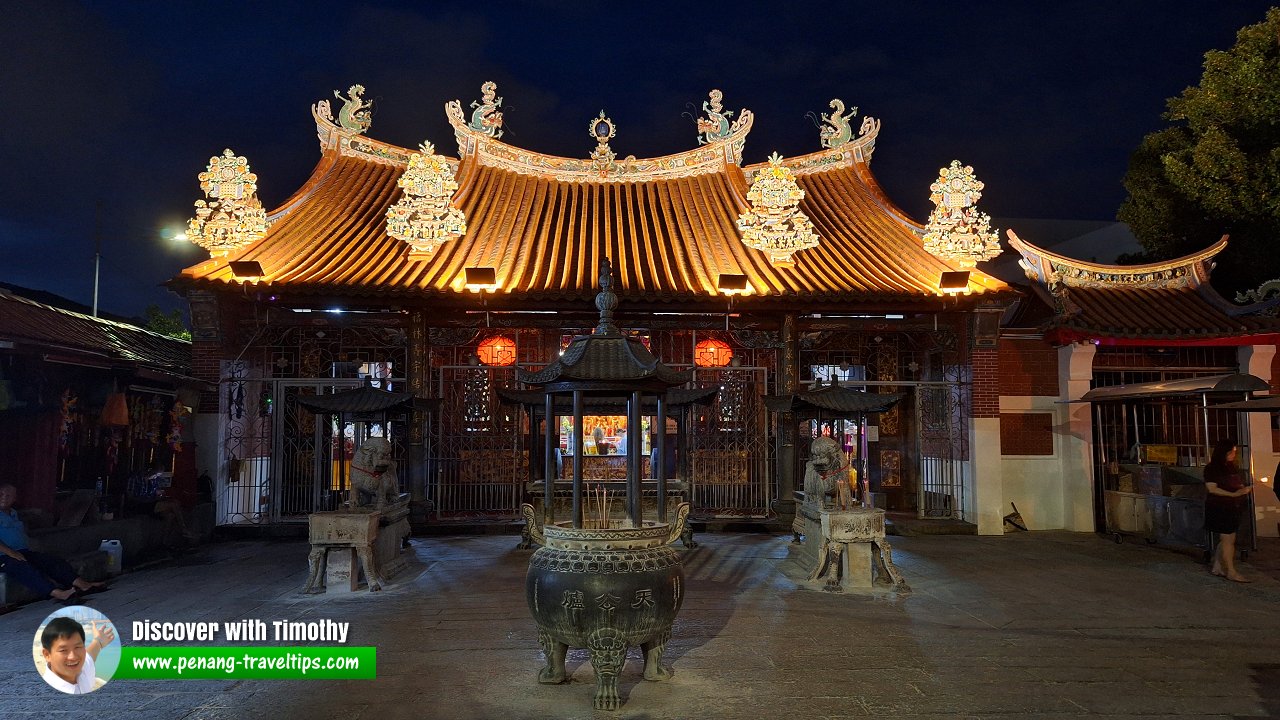 Night view of Kuan Yin Teng Temple