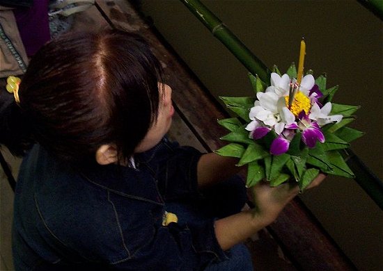 Devotee participating in Loy Krathong